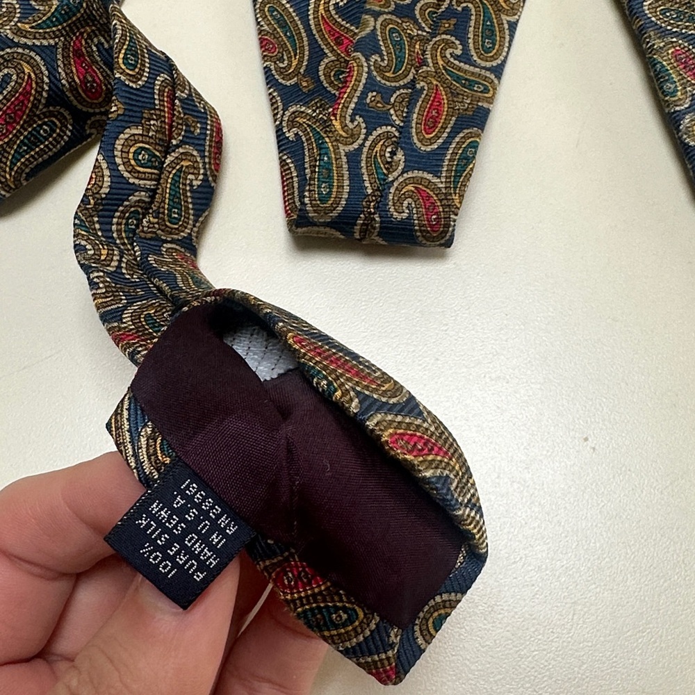 🔥VINTAGE BURBERRYS Paisley Tie 100% silk in Black and Red - Picture 7 of 9